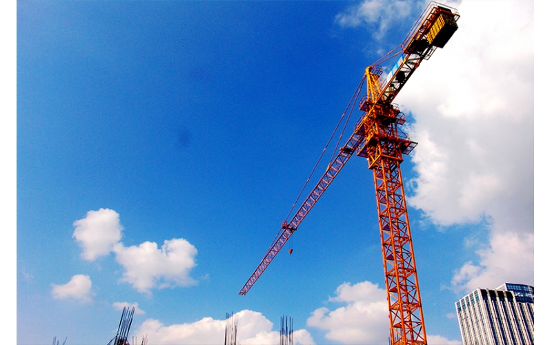 文明施工檢查評(píng)定保證項(xiàng)目應(yīng)包括：現(xiàn)場(chǎng)圍擋、封閉管理、施工場(chǎng)地、材料管理、現(xiàn)場(chǎng)辦公與住宿、現(xiàn)場(chǎng)防火。一般項(xiàng)目應(yīng)包括：綜合治理、公示標(biāo)牌、生活設(shè)施、社區(qū)服務(wù)。文明施工保證項(xiàng)目的檢查評(píng)定應(yīng)符合下列規(guī)定：1  現(xiàn)場(chǎng)圍擋1）市區(qū)主要路段的工地應(yīng)設(shè)置高度不小于2.5m的封閉圍擋；2）一般路段的工地應(yīng)設(shè)置高度不小于1.8m的封閉圍擋；3）圍擋應(yīng)堅(jiān)固、穩(wěn)定、整潔、美觀(guān)。2  封閉管理1）施工現(xiàn)場(chǎng)進(jìn)出口應(yīng)設(shè)置大門(mén)，